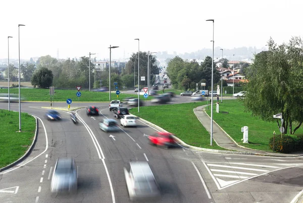 Car traffic around the roundabout — Stock Photo, Image