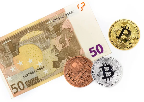 Τρεις bitcoin και ένα ευρωπαϊκό νόμισμα των 50 ευρώ — Φωτογραφία Αρχείου