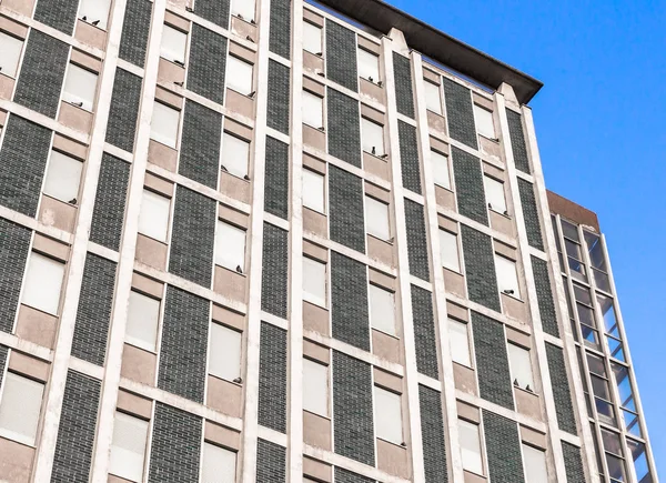 Antiguo hotel con muchas ventanas — Foto de Stock