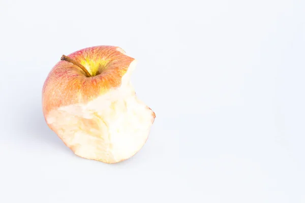 Rode heerlijke appel op witte achtergrond — Stockfoto