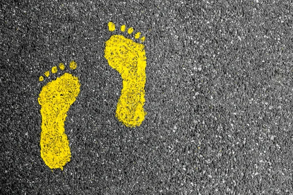 Huellas amarillas en asfalto —  Fotos de Stock