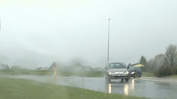慢动作 在回旋处的交通全景 大雨与湿沥青和雨溅在窗口 — 图库视频影像