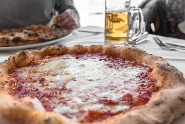Pizza margherita, tipik İtalyan plaka