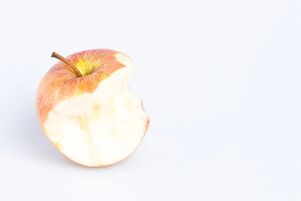 Pomme délicieuse rouge sur fond blanc — Photo