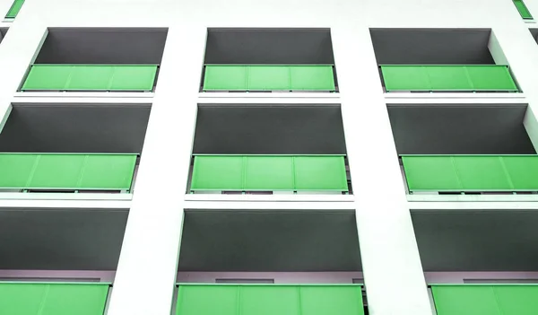 Nuevos apartamentos con balcones verdes — Foto de Stock