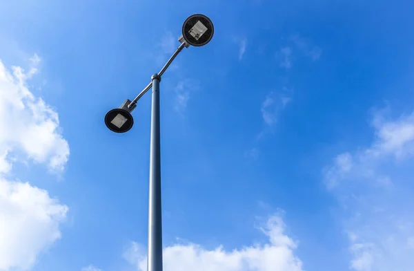 Lámpara de calle y cielo azul sobre fondo — Foto de Stock