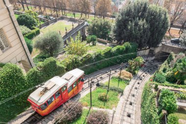 Eski Bergamo şehrinde kırmızı füniküler