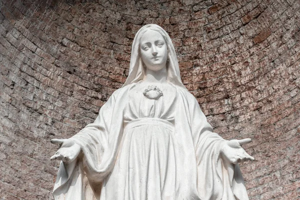 Statua in pietra della Vergine Maria — Foto Stock