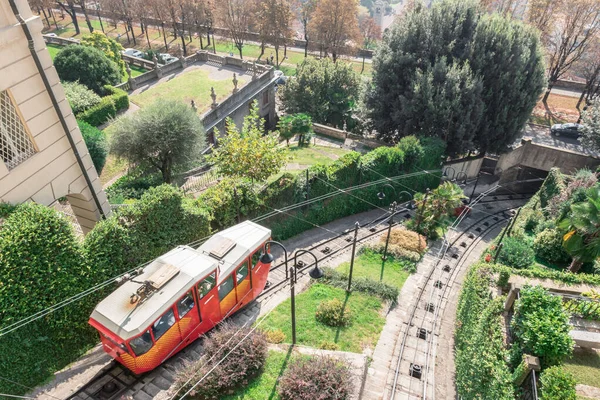 Funiculaire rouge dans la vieille ville de Bergame Image En Vente