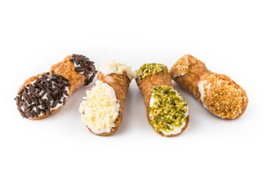 Cannoli beyaz üzerine izole