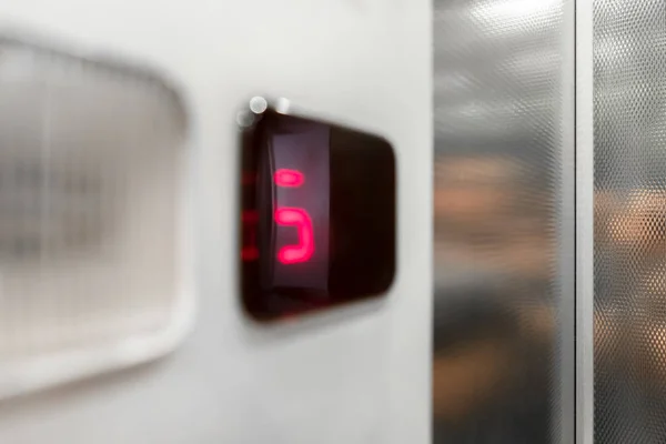 Moniteur montrer numéro étage dans l'ascenseur Images De Stock Libres De Droits