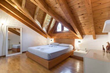 Sıcak İtalyan tarzı yatak odası.