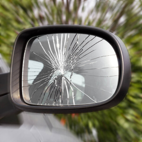 Сломалось зеркало заднего вида
