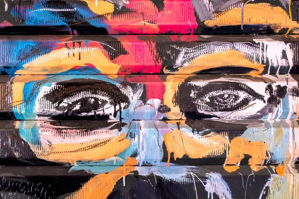 Visage humain coloré sur des œuvres d'art graffiti Photo De Stock