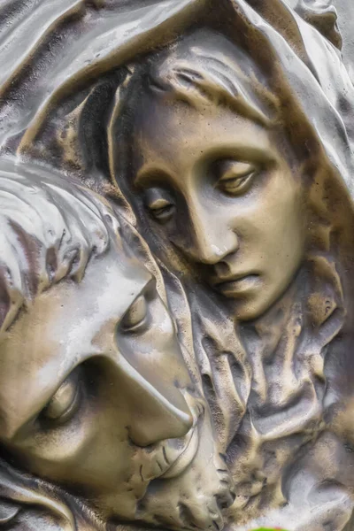 Бронзовая Статуя Мертвого Иисуса Христа Спускается Креста Обнявшись Девой Марией — стоковое фото