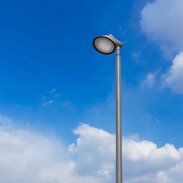 空に対してランプポスト 青空と雲の背景を持つ道路用Ledランプ — ストック写真