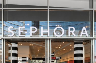 İtalya, Milano 'daki Piazza Gae Aulenti meydanındaki Sephora mağazasına giriş - 2 Haziran 2019.