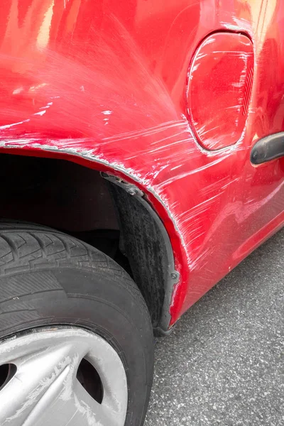 Generyczny Czerwony Samochód Porysowaną Farbą Wgniecionym Ciałem Wypadku Lub Parkingu — Zdjęcie stockowe