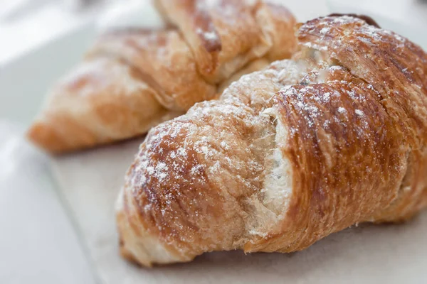 Zwei Frisch Gebackene Croissants Auf Einem Blech Konzept Des Guten — Stockfoto