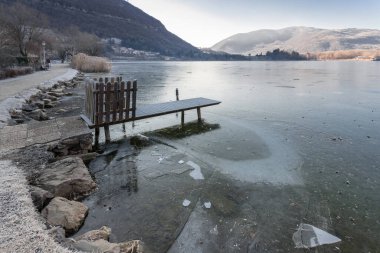 Endine Gölü tamamen donmuş. Endine Gaiano (Bg) İtalya - 22 Ocak 2019.