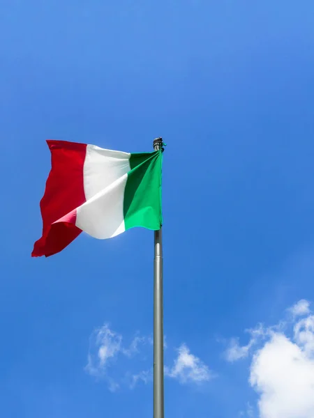 在蓝天下飘扬着意大利国旗 意大利国旗在明亮的蓝天上飘扬 复制空间 — 图库照片