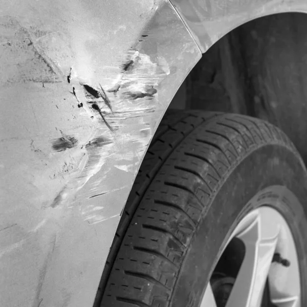 Generieke Auto Met Gekrast Verf Gedeukte Lichaam Crash Ongeval Parkeerplaats — Stockfoto