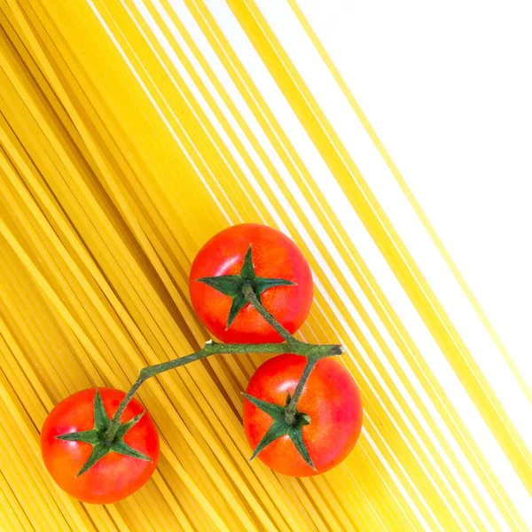 Nourriture Italienne Traditionnelle Pâtes Spaghetti Non Cuites Tomates Cerises Isolées — Photo