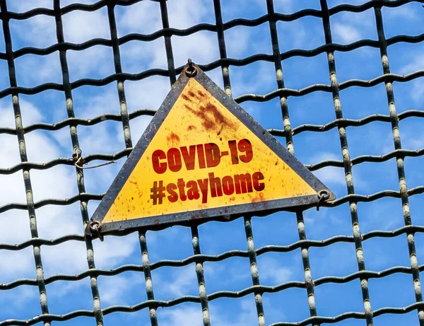 Предупреждающий Знак Хэштегом Stayhome Covid Металлическом Заборе Коронавирус Мире Знамя — стоковое фото