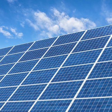 Mavi arkaplanlı temiz enerji için güneş panelleri. Boşluğu kopyala.