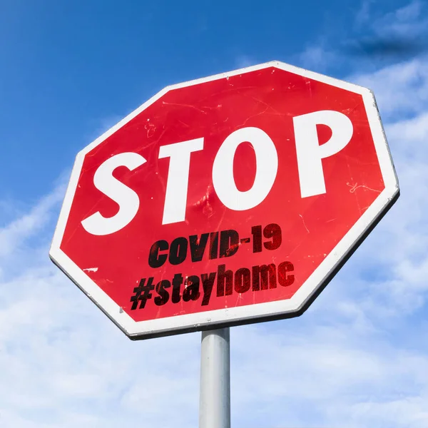 Grungy Stop Sign Hashtag Stayhome Covid Sky Background Коронавирус Италии — стоковое фото