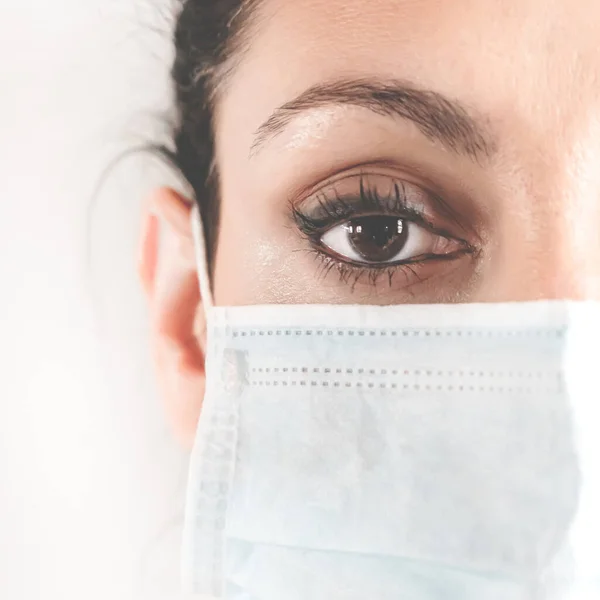 Retrato Meia Face Uma Médica Feminina Máscara Protetora Doutor Com — Fotografia de Stock