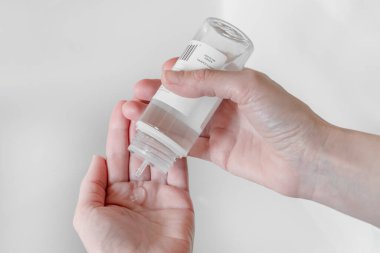 El dezenfektanı jeli. Dezenfekte eden eller. Virüs salgınını önlemek için dezenfekte edilmiş alkol jeli kullanıyoruz. Grip hastalığının önlenmesi. COVID-19. Coronavirus. Ellerini düzgün bir şekilde temizleyip dezenfekte etmek..