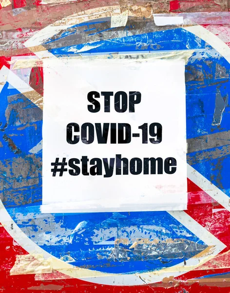 Пожилой Ржавый Ворчун Парковочного Знака Сообщением Stop Covid Хештегом Stayhome — стоковое фото