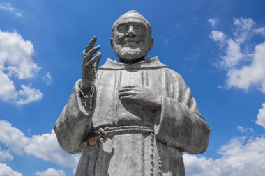 Gökyüzü arka planında Aziz Peder Pio 'nun heykeli. Kavram ve olaylar için ideal.