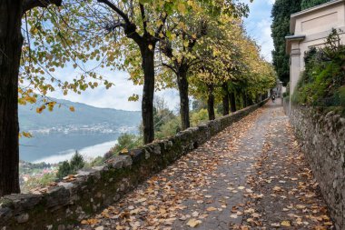 San Girolamo tapınağına giden yol. Vercurago (LC), ITALY - 1 Kasım 2019.