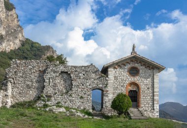 İsimsiz Kale, Lecco ve Vercurago belediyeleri arasında yer almaktadır. Vercurago (LC), İtalya - 12 Ekim 2015