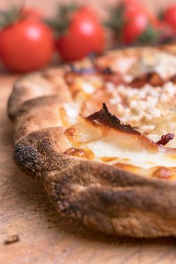 Domatesli İtalyan pizzası ve mozzarella. Napoli 'den dünyanın en iyi pizzası..