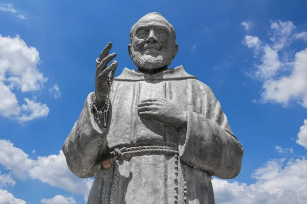 Gökyüzü Arka Planında Aziz Peder Pio Nun Heykeli Kavram Olaylar — Stok fotoğraf