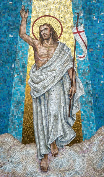 Kolları dua pozisyonunda tam boy İsa mozaiği. Resim renklerle dolu. Geçmiş, konsept ve tatiller için kullanılabilir..