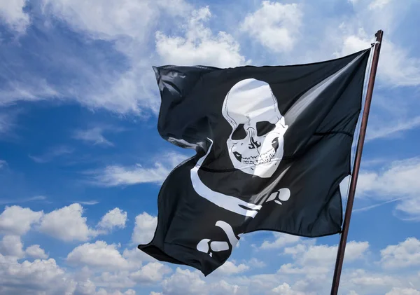 바람을 해적들은 자뼈를 해적의 상징으로 묘사하고 하늘에 해적의 원문을 — 스톡 사진