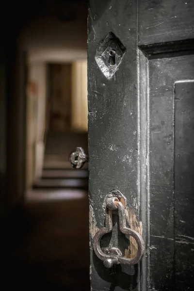 Vecchia Porta Aperta Vista Sfocata Del Corridoio Quando Apri Porta — Foto Stock