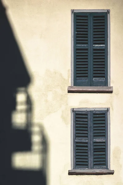 Zwei Geschlossene Fenster Und Der Schatten Des Gegenüberliegenden Gebäudes — Stockfoto