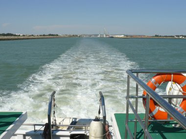 Denizde bir Katamaran izinde