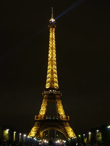 Вежа Айфель, освітлена вночі. — стокове фото