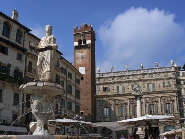  Piazza delle Erbe