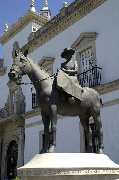 Doa 玛丽亚 · 德拉斯梅塞德斯的骑马雕像 — 图库照片