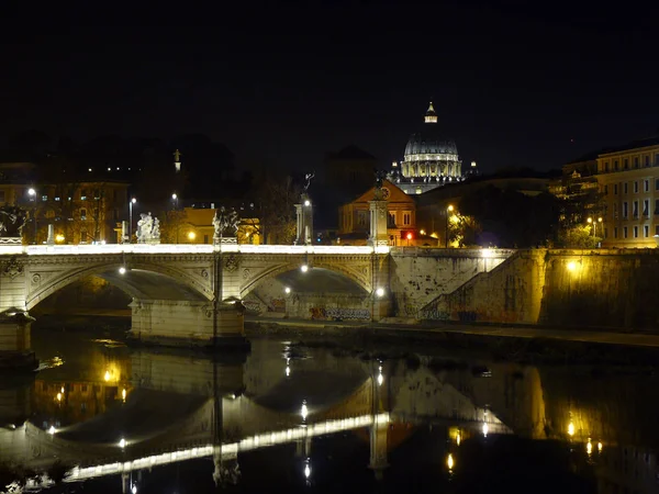 Ponte Vittorio Emanuele II ve kubbe Roma şehir St Peter — Stok fotoğraf