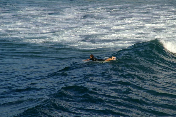 Mundaka plaj üzerinde sörf — Stok fotoğraf