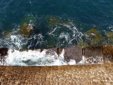 Deniz kenarındaki sete üzerinde çökmesini dalgalar