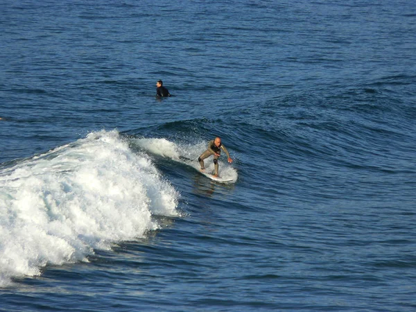 ムンダカ バスク スペイン ムンダカのビーチでサーフィンのスポーツマン — ストック写真
